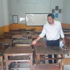 Meja dan kursi belajar merupakan komponen pendukung belajar bagi peserta didik di kelas. Siswa Smk Brawijaya Batu Belajar Dengan Kondisi Meja Kursi Rusak Berat Kumparan Com
