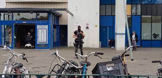 De politie is op zoek naar één of meerdere daders. Man Zwaargewond Door Schietpartij In Laakkwartier Verdachte Aangehouden Den Haag Ad Nl