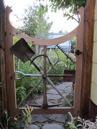 Gartentor Selber Bauen Diy Anleitung Und 45 Einzigartige Beispiele Diy Garten Zenideen Alte Gartentore Upcycling Fur Den Garten Gartentore