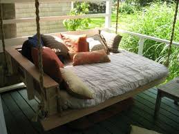 Coole Idee Fur Gartenmobel Aus Paletten Terrassengestaltung Mit Schaukel Aus Paletten Veranda Bett Haus Deko Wohnen