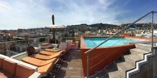 Toit Terrasse D Hotel Avec Piscine Lejardindeclaire Piscine Hotel Piscine Terrasse