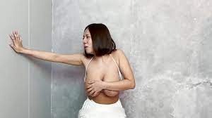 Challenge to catch no bra boobs! Please catch it by sandwiching it in the  valley. - XNXX.COM