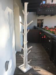 Warum also nicht das wort kratzbaum einfach wörtlich nehmen und selbst hand anlegen. Kleiderstander Aus Baumstamm Kleiderstander Baumstamm Kleiderstander Baumstamm