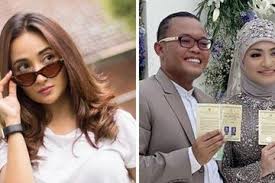 Sule dan natalie semakin dekat belakangan ini, hubungan sule dan nathalie belum mereka. Gagal Jadi Istri Sule Naomi Zaskia Lakukan Ini Hingga Banjir Komentar Di Hari Pernikahan Sang Mantan Dengan Nathalie Holscher Tak Diundang Semua Halaman Grid Star