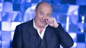 Caro Gerry Scotti, sei un grande": Pier Silvio Berlusconi annuncia il rinnovo del contratto del conduttore che però non sarà più a Tu Si Que Vales: ecco perché - Il Fatto Quotidiano