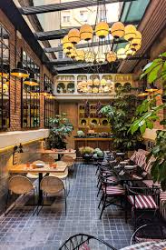 Las estufas exteriores se volvieron imprescindibles desde el momento en que se aprobó la ley que prohibía fumar en el interior de los establecimientos hosteleros como bares, restaurantes o discotecas. Las Terrazas De Invierno En Madrid Para Disfrutar Calentito Del Frio Castizo