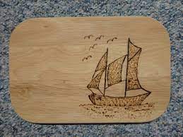 Fruhstucksbrett Holzbrett Schiff Name Moglich Fruhstucksbrett Holz Brandmalerei Holzbrett