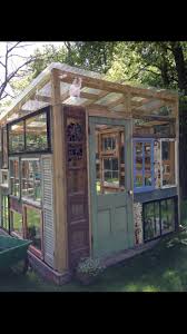 Recycelte Fenster Barnwood Turen Buntglas Gewachshaus Wir Machten Nach Samm Winziger Garten Gartenhaus Bauen Wiederverwertete Fenster Gewachshaus Hutte