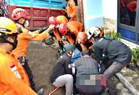 Pengalaman 1 tahun mengemudikan truk medium / besar tanggung jawab penanganan produk yang baik dan benar sehingga barang yang dikirim dalam kondisi sempurna… Tragis Pengemudi Truk Pasir Meninggal Dunia Tergencet Muatan Borobudurnews