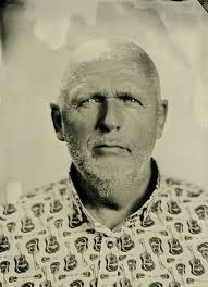 Which are the largest and the smallest plates of the world ?