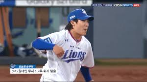 Kt 강백호가 13일 수원 삼성전 7회말 2사 1·2루에서 원태인을 상대로 좌익수 플라이에 그친 뒤 방망이를 던지며 아쉬워하고 있다. í¬í¨ë¼ì´ì¨ì¦ ëª¨ì êµ­ë´ì¼êµ¬ ì¹´íê³ ë¦¬