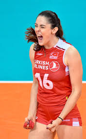 Türk voleybol takımında yer alan zehra güneş, canlı voleybol maçlarında veya bir çok maç esnasında frikik görüntüleri verebiliyor. Zehra Gunes Beautiful Volleyball Girls