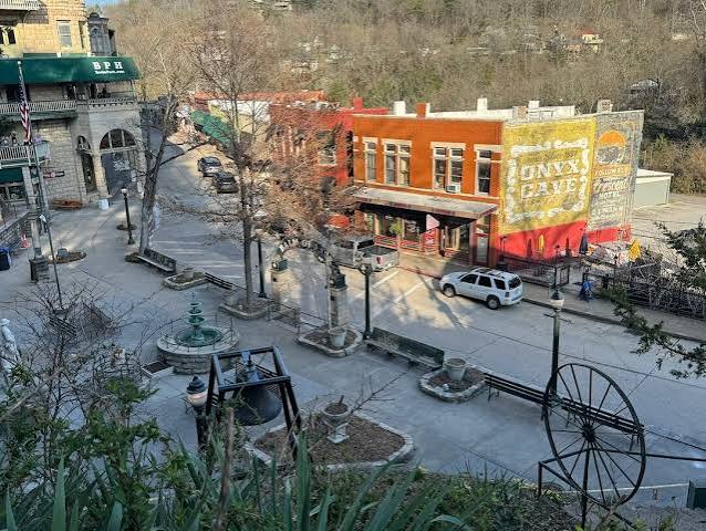 Cool Things to Do in Eureka Springs, Arkansas | The Detour Effect