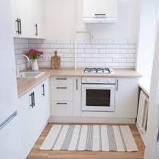Esta cocina representa lo más básico, utilizando electrodomésticos pequeños, especialmente la nevera, y generando el máximo de espacio entre el lavaplatos y la estufa y colocando el microondas en la parte superior sobre la campana (no es lo ideal) en esta cocina se busca la. Increibles Ideas De Cocina Para Apartamentos Pequenos 47 Pariorul Com Small Apartment Kitchen Kitchen Design Small Kitchen Design
