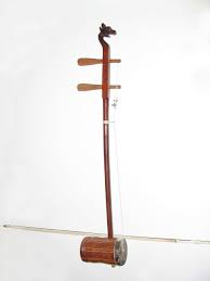 二 胡 er4 hu2) merupakan alat musik tradisional tiongkok yang paling populer disamping guzheng dan dizi. Gaohu Wikipedia