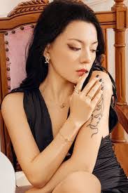 Lora Cross's Instagram, Twitter & Facebook