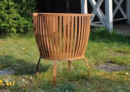 Auch wenn der feuerkorb im garten das holz, welches abgebrannt werden soll, begrenzt und praktisch an einem platz hält, gilt er dennoch als offene feuerstelle. Feuerkorb Globus Rost
