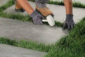 Installer des dalles sur sa terrasse est l'une des techniques les plus simples et les plus économiques pour embellir son jardin. Pose Dalle Gazon Carrelage 2cm Sur Pelouse Pose Dalle Sur Herbe Pelouse Dalle Jardin Comment Poser Des Dalles