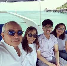 He was 17 years old when his father became prime minister while the youngest, datuk nazir razak was then just four. Genggaman Tangan Isteri Jadi Penguat Nazir Razak Lawan Kanser Prostat Nona