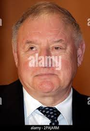 Der Verhandlungsfuehrer der Metall Arbeitgeber Helmut Koch schaut am  Montag, 21. Januar 2008 in Gelsenkirchen zu Beginn der Tarifverhandlungen  der Stahlindustrie in Nordrhein-Westfalen. Die IG Metall fordert fuer die  85.000 Beschaeftigten in