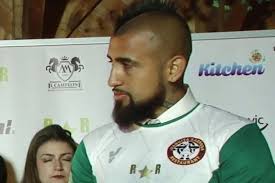 He was seen in the stands like any other fan, jumping. La Tradicion Obrera Representada En Un Partido Asi Promociona Arturo Vidal El Duelo Entre Su