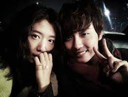 A detective follows the trail of a serial killer 30 years into the future and teams up with detectives in that time period to find the culprit. Park Shin Hye Yoon Shi Yoon France Home Facebook