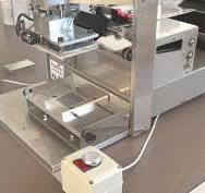 Applicatore etichette semiautomatico per prodotti piani. Collegabile a  stampanti a colori. Packin.