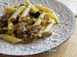 Prendo una padella e ci metto l'olio evo e le 2 salsicce private del budello, le sminuzzo per bene facendole rosolare senza scurirle. Pasta Alla Norcina Ricetta Tipica Dell Umbria In Cucina Con Zia Lora