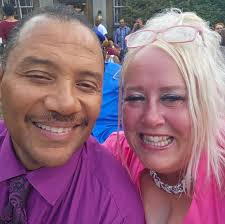 Who can help me achieve icy blonde hair in Gettysburg area?