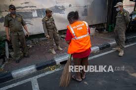 Tidak hanya itu, adam kembali dibuat bingung karena ayahnya meminta jika ia meninggal nanti, adam tidak boleh menikah sebelum adiknya, sista (vinessa inez) dan ibunya (tessa kaunang). Akankah Jakarta Terapkan Jam Malam Ini Kata Kasatpol Pp Dki