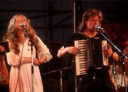 Die kelly family 1999 (v.l seit 2011 ist er wieder als musiker und komponist aktiv. 2tg3mwjd7micdm