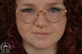 🧚🏻‍♀️Gold Install and Fresh Flat🧚🏻‍♀️ So fresh. So spooopky. Come get  ya'self some gold 😩🦇 #junipurrjewelry #bat #lobes #flatpiercing