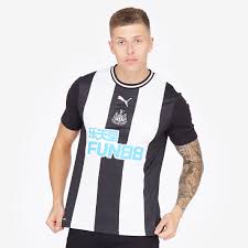 Es setzt auf zwei weiße und einen schwarzen vertikalen streifen, die ärmel sind ebenfalls. Puma Herren Trikot Nufc Home Shirt Replica Ss With Sponsor Bekleidung Fan Shop