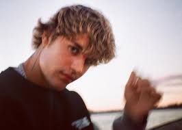 Fans seem to be extremely happy with the major haircut too with many posting their thoughts on social media. Beliebers Are Freaking Out Over Justin Bieber S Long Curly Hair Never Cut It Celebrity Insider