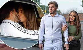 Lauren was born in brentwood (in essex), but raised in bethnal green (in london). Jsihdisplbafmm