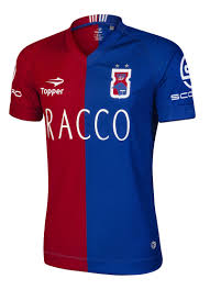 Você está na edição brasil. A Camisa Titular E Bicolor Nas Cores Vermelho E Azul Com Gola Retilinea Tambem Bicolor Em V E Com Recorte Camisa Parana Clube Parana Clube Camisa De Futebol