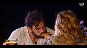 Moundir et les apprentis aventuriers 2 : Moundir Et Les Aventuriers 2 Ricardo Affame Il Se Goinfre Devant Fidji Video Video Dailymotion