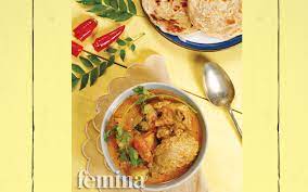 Terdapat 160 kalori dalam kari ayam (1/2 dada ayam dengan saus). Kari Ayam Roti Canai