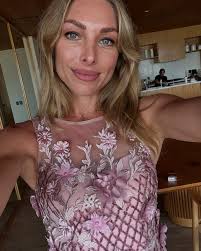 🌸 Asegúrate de tener a alguien que te quiera con la agudeza de tus  espinas, la fealdad de tus cicatrices y el dolor de tus errores. Porque  gracias a ellos habitas la