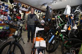 C'est une tâche fastidieuse, mais obligatoire. Reparateurs De Velo Un Coup De Pouce Qui Ne Fait Pas L Unanimite