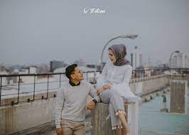 Salah satu teknik fotografi yang bisa membuat foto prewedding lebih dramatis ialah dengan menggunakan. 30 Foto Prewedding Hijab Casual Indoor Outdoor Modern