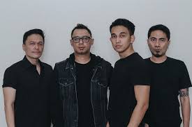 Mestinya telah kusadari betapa perih cinta tanpa balasan harusnya tak kupaksakan bila akhirnya 'kan melukaiku. Lirik Lagu Setengah Hati Dari Ada Band Ringtimes Banyuwangi