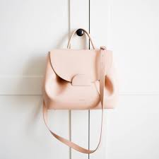 Comfort and ease of use is promised by the central sliding metal clasp which allows. 1 345 Mentions J Aime 49 Commentaires Camille Camilleth Sur Instagram Ce Sac Polene Paris Un De Mes Minimalist Bag Chanel Handbags Pretty Bags