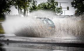 Ze werd op haar fiets geraakt door een omvallende boom. Hagel Onweer En Zware Windstoten Code Oranje In Zuid Holland Van Kracht Vanwege Noodweer Gouda Ad Nl