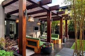 Teras rumah ini memiliki pintu rumah bercat hitam yang kontras dengan dinding rumah berwarna krem. 6 Model Teras Rumah Minimalis Yang Terbuat Dari Kayu Courtina Courtina