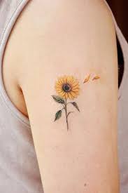 Infuse some yellow color and you will have a beautiful, minimalistic tattoo, which is still very creative and interesting. Feiern Sie Die Schonheit Der Natur Mit Diesen Inspirierenden Sonnenblumen Tattoos Sunflower Tattoo Simple Small Girly Tattoos Sunflower Tattoos
