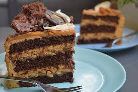 È un dolce che si presenta basso, ricco di cioccolato e arachidi che ne rendono umida la consistenza all'interno e. Torta Di Compleanno Con Caramello E Arachidi La Pasticceria Di Manu