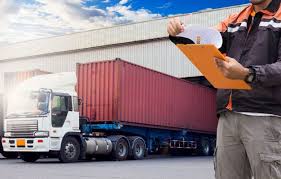 Logistica Y Almacen Cargador De Almacen Esta Sosteniendo Un Portapapeles Foto Premium Logistica Y Transporte Camion De Carga Transporte De Carga