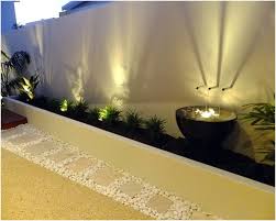 Anda bisa menambahkan banyak elemen selain tanaman seperti meja, kursi, patung atau ukiran, pot bunga besar, dan berbagai aksesoris taman lainnya. Desain Taman Depan Rumah Kecil Minimalis Sederhana Terbaru Tropical Landscape Design Tropical Landscaping Modern Landscape Lighting