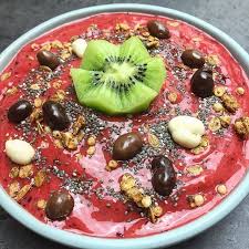 Smoothiebowl Smoothie Glace A Base De Fruits Rouges Mangue Banane Et Fraises Avec En Topping Du Kiwi Des Cacahuete Au Chocolat Du Granola Et Des Graines D